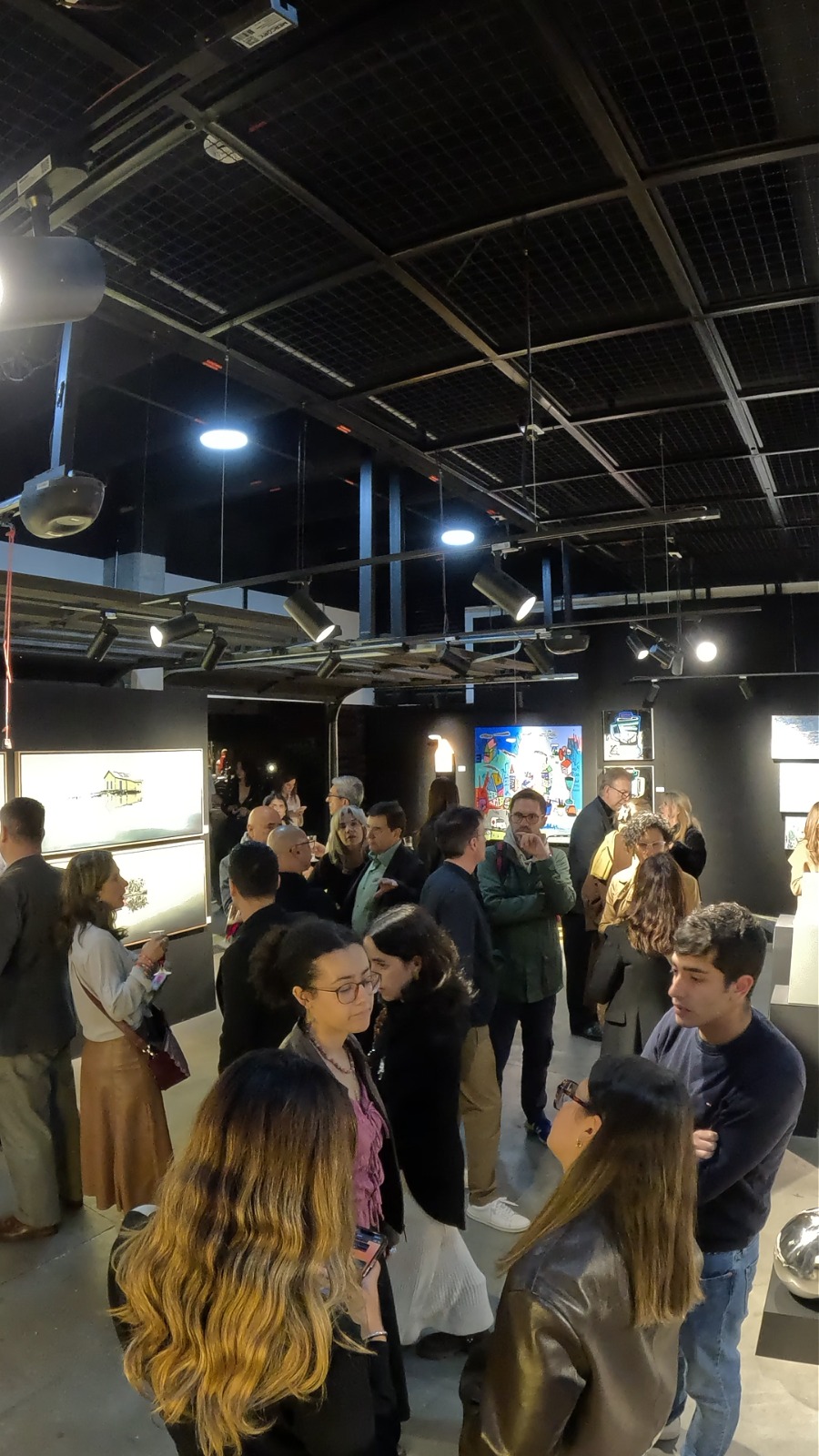 Visitantes en una exposición de Borboleta Gallery, registro 1