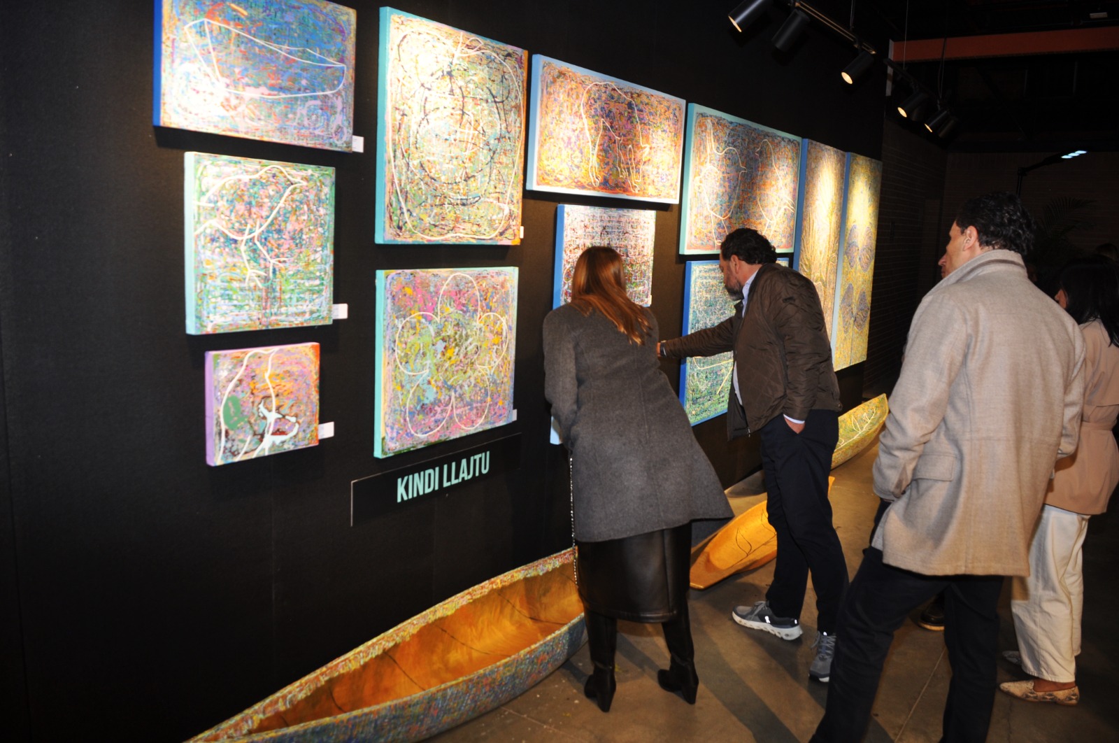Obras instaladas en una exposición de Borboleta Gallery, registro 4