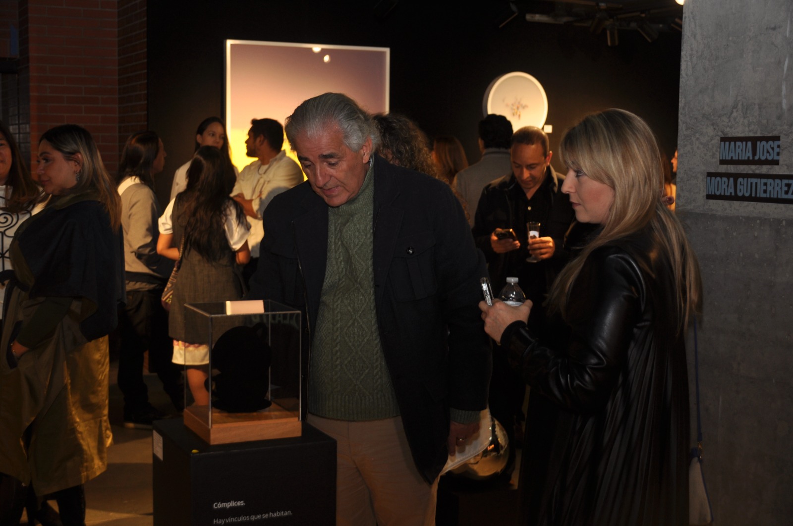 Visitantes frente a obras en Borboleta Gallery, registro 5