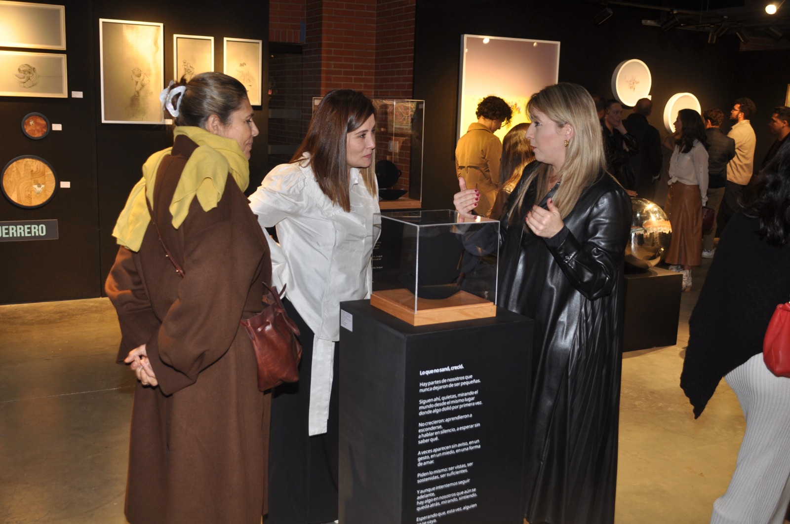 Obras y visitantes en una sala, registro 11